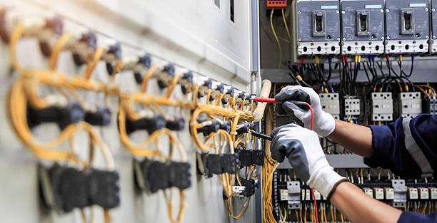 Professional Electrician technician working in Mount Carmel, IL